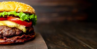 Ahşap arka plan üzerinde taze ev yapımı hamburger