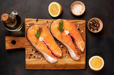 Ahşap doğrama tahtası üzerinde baharat ile taze çiğ somon biftek