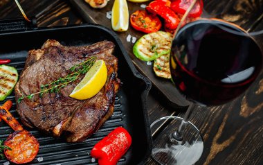 Taze ızgara biftek ahşap arka plan üzerinde sebze ile servis