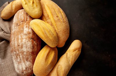 Siyah arka planda taze pişmiş ekmek somunları