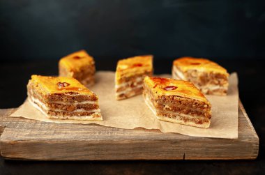 Ahşap tahta üzerinde fındık ile geleneksel Türk baklavası veya baklava