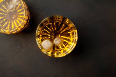 Siyah arka planda buz viski ile gözlük Çift