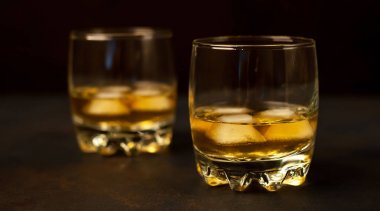 Siyah arka planda buz viski ile gözlük Çift