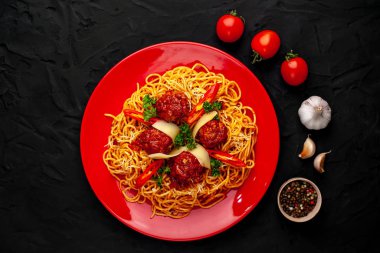 köfte, parmesan peyniri ve siyah arka plan üzerinde biber ile İtalyan spagetti makarna