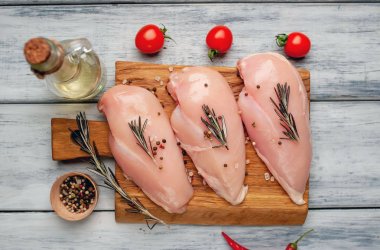 Çiğ tavuk göğüsleri baharat ve biberiye ile marine domates ve zeytinyağı ile servis 