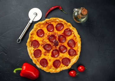 Taş arka planda geleneksel lezzetli pepperoni pizza