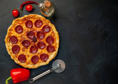 Taş arka planda geleneksel lezzetli pepperoni pizza