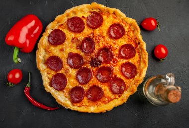 Taş arka planda geleneksel lezzetli pepperoni pizza