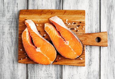 Ahşap doğrama tahtası üzerinde baharat ile taze çiğ somon biftek