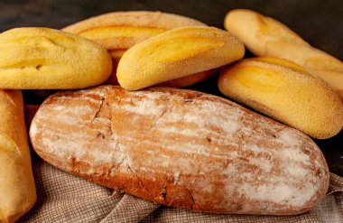 Siyah arka planda taze pişmiş ekmek somunları