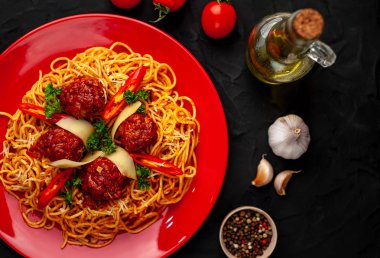 köfte, parmesan peyniri ve siyah arka plan üzerinde biber ile İtalyan spagetti makarna