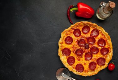 Taş arka planda geleneksel lezzetli pepperoni pizza