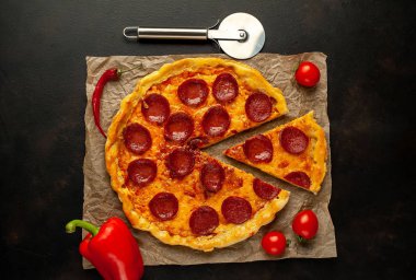 Taş arka planda geleneksel lezzetli pepperoni pizza