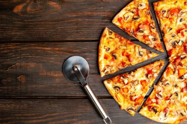 Ahşap arka planda dilimlenmiş ev yapımı mantar pizza
