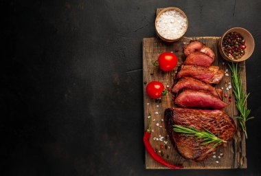 Taze sulu orta nadir sığır eti biber biberve biberiye dalları ahşap tahta ile servis