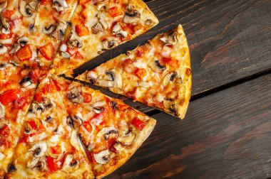 Ahşap arka planda dilimlenmiş ev yapımı mantar pizza