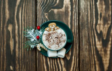 Ahşap arka plan üzerinde marshmallows ve zencefilli kurabiye ile Noel kakao 