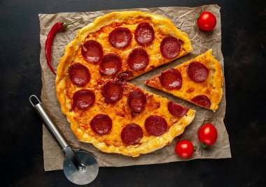 Taş arka planda geleneksel lezzetli pepperoni pizza