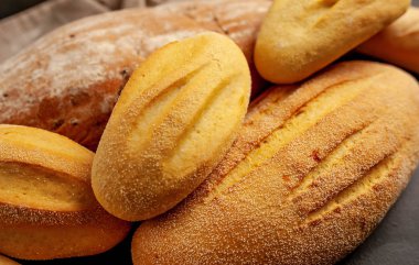 Siyah arka planda taze pişmiş ekmek somunları