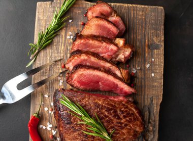 Taze sulu orta nadir sığır eti biber biberve biberiye dalları ahşap tahta ile servis