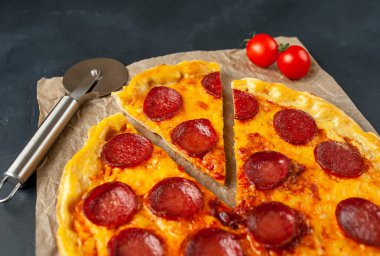 Taş arka planda geleneksel lezzetli pepperoni pizza