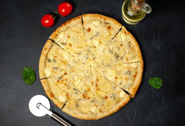 Siyah taş arka plan üzerinde taze pişmiş quattro formaggi pizza 