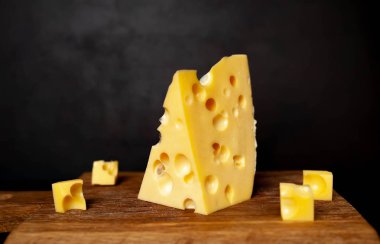 Ahşap doğrama tahtası üzerinde adet ile Maasdam peyniri Parçası
