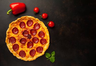 Taş arka planda geleneksel lezzetli pepperoni pizza