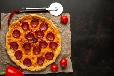 Taş arka planda geleneksel lezzetli pepperoni pizza