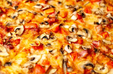 Ahşap arka planda dilimlenmiş ev yapımı mantar pizza