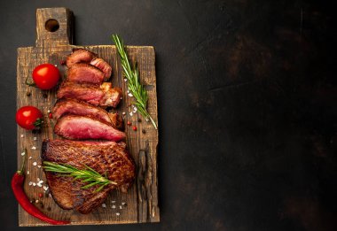 Taze sulu orta nadir sığır eti biber biberve biberiye dalları ahşap tahta ile servis