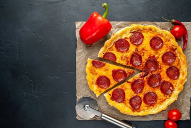 Taş arka planda geleneksel lezzetli pepperoni pizza