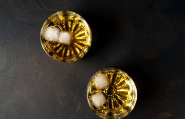 Siyah arka planda buz viski ile gözlük Çift