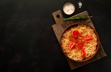 ahşap doğrama tahtası üzerinde domates sosu ve biberiye ile İtalyan spagetti makarna 