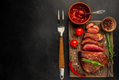orta nadir sığır eti biftek ahşap tahta üzerinde baharatlı domates sosu ile servis 
