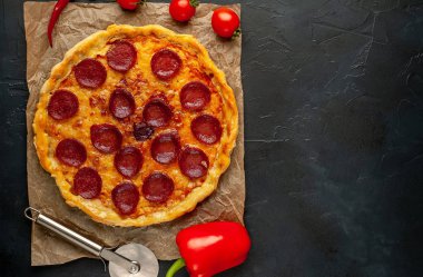 Taş arka planda geleneksel lezzetli pepperoni pizza