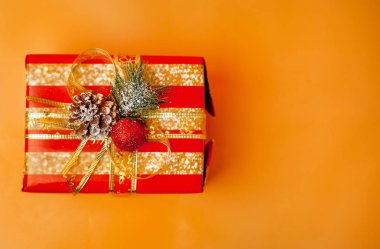 Parlak sarı arka plan üzerinde Noel hediye kutusu 