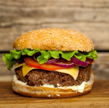 Ahşap arka plan üzerinde taze ev yapımı hamburger