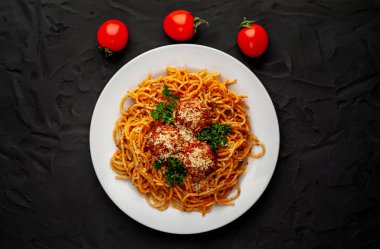 köfte, parmesan peyniri ve maydanoz dalları beyaz tabakta İtalyan spagetti makarna