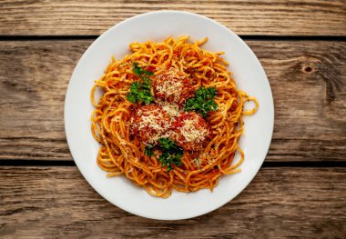 köfte, parmesan peyniri ve maydanoz dalları beyaz tabakta İtalyan spagetti makarna