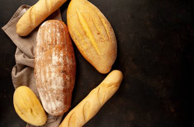 Siyah arka planda taze pişmiş ekmek somunları