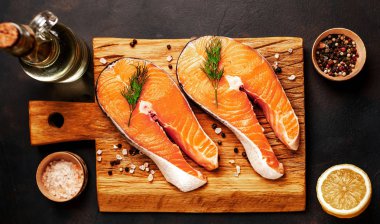 Ahşap doğrama tahtası üzerinde baharat ile taze çiğ somon biftek