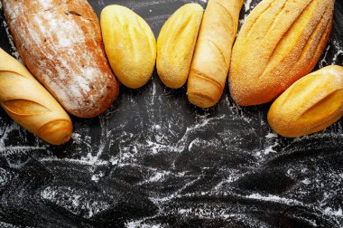 Siyah arka planda taze pişmiş ekmek somunları