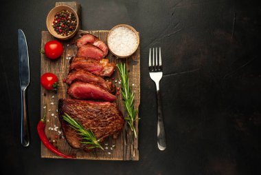 Taze sulu orta nadir sığır eti biber biberve biberiye dalları ahşap tahta ile servis