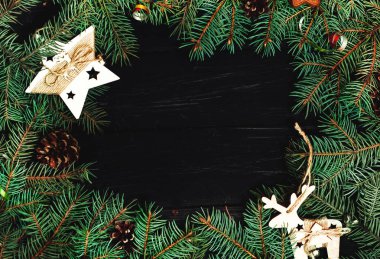 Siyah arka planda köknar dalları ile festival noel çerçevesi 