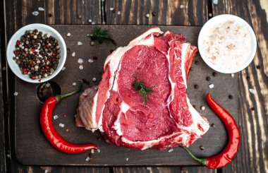 Ahşap doğrama tahtası üzerinde baharat ve acı biber ile Çiğ yağ domuz biftek 