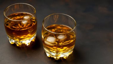 Siyah arka planda buz viski ile gözlük Çift