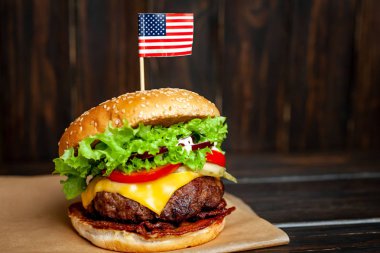 Ahşap arka planda sopa Amerikan bayrağı ile taze ev yapımı Burger