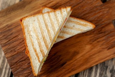 Ahşap tahta üzerinde taze ev yapımı ızgara sandviçler