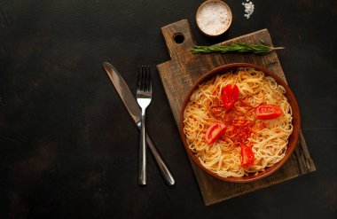 ahşap doğrama tahtası üzerinde domates sosu ve biberiye ile İtalyan spagetti makarna 